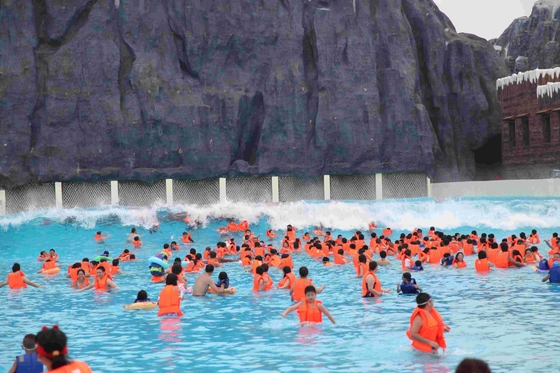 Outdoor Fiberglass Water Park Wave Pool Wave Machine For Family Entertainment