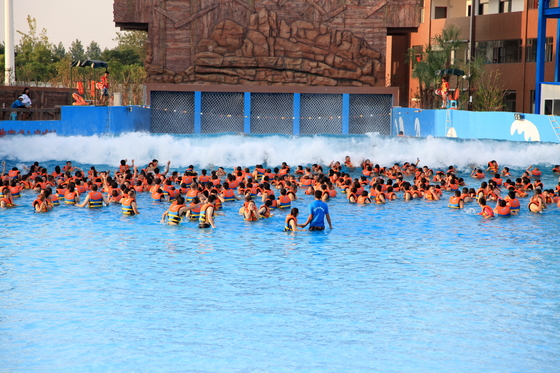 Artifical Big Surfing Tsunami Ocean Water Wave Pool with Waves Park Vacuum 3 meters high