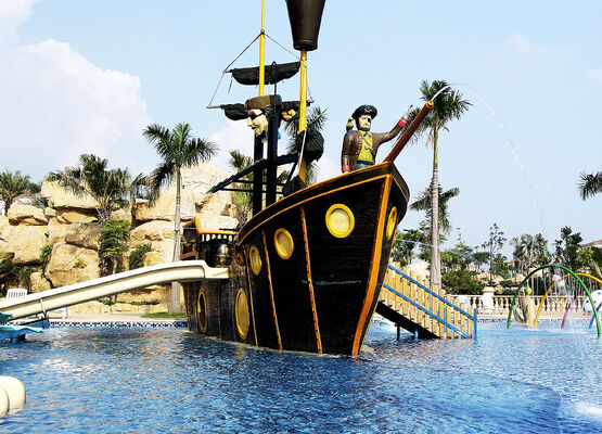 Pirate Ship Water Play with Hand-laid Fiberglass Flume and Hot-dip Galvanized Steel Structure for Turnkey Support