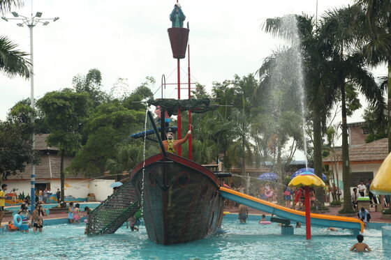 Pirate Ship Water Play with Hand-laid Fiberglass Flume and Hot-dip Galvanized Steel Structure for Turnkey Support