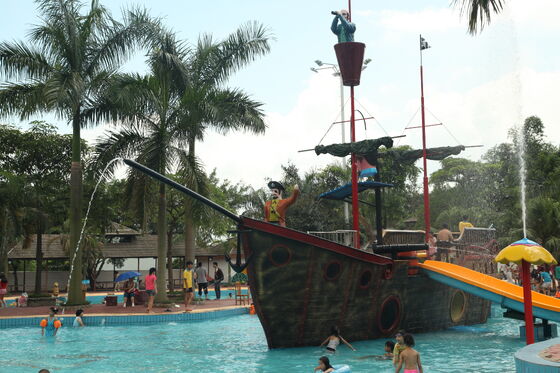 Pirate Ship Water Play with Hand-laid Fiberglass Flume and Hot-dip Galvanized Steel Structure for Turnkey Support