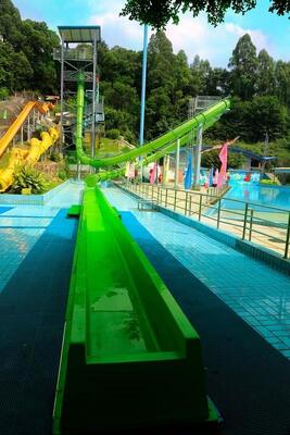 Loop Water Slide with 16m Platform Height, 120-Person Capacity, and Hot-Dip Galvanized Steel Structure